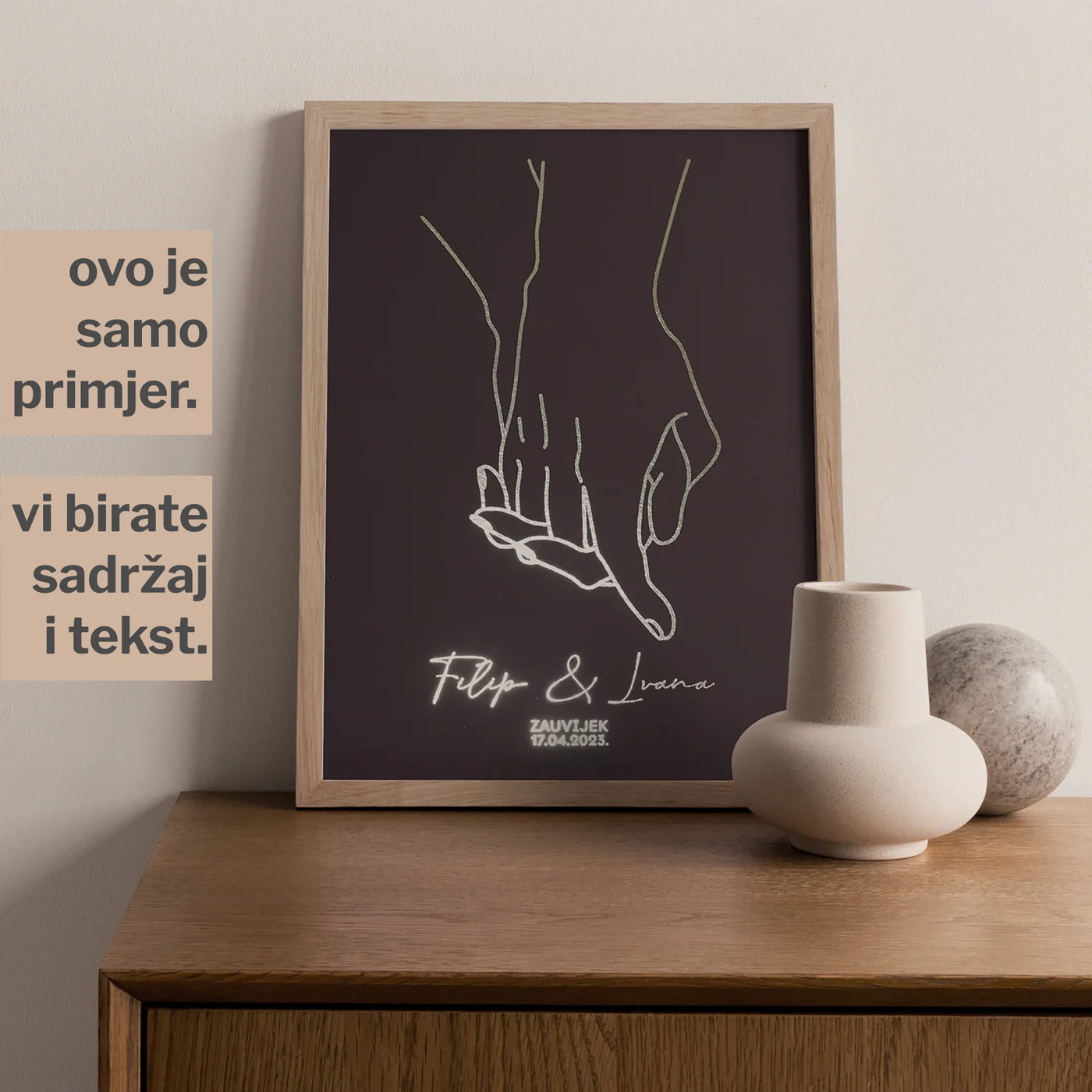 obris para koji se drži za ruke s metalnom folijom