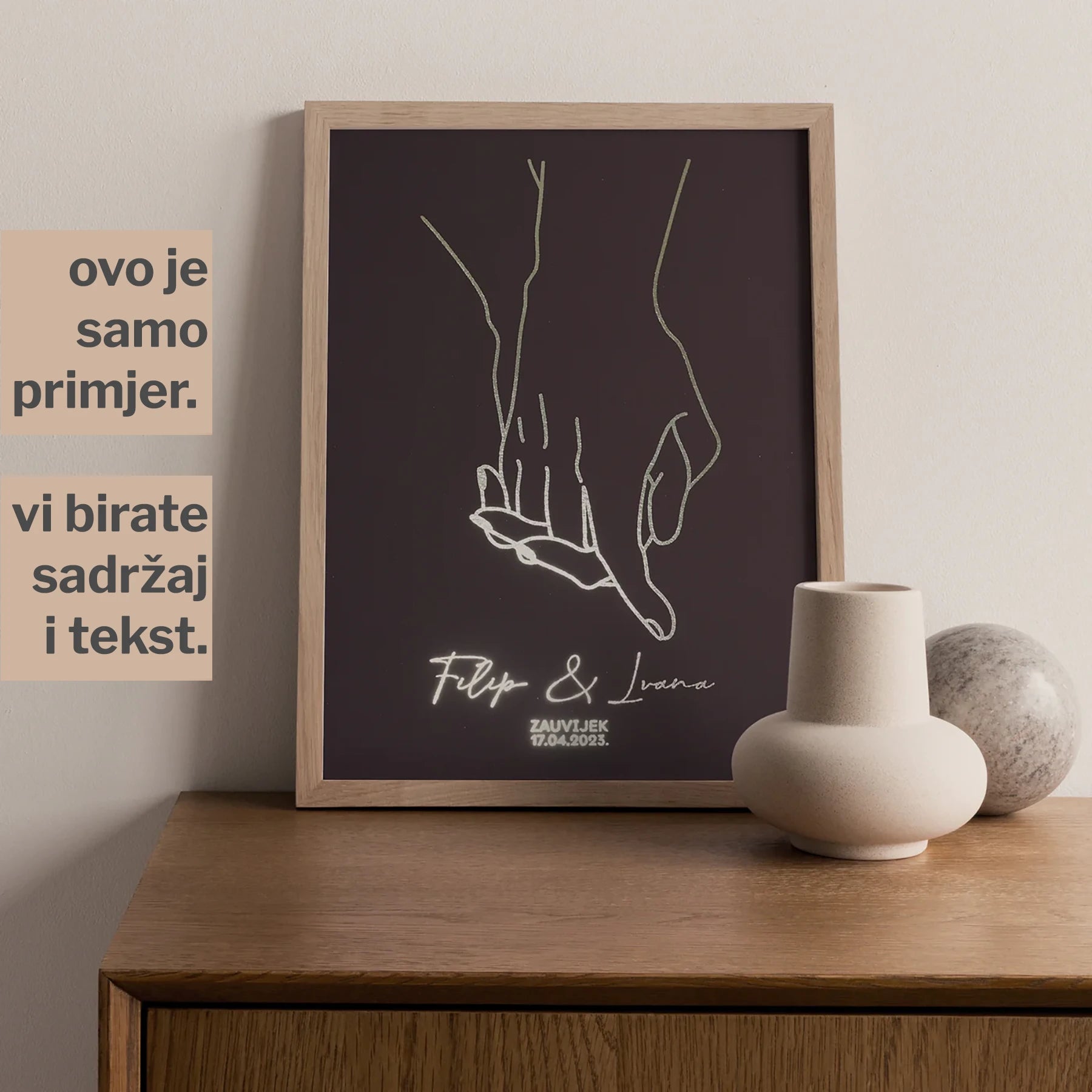 obris para koji se drži za ruke s metalnom folijom