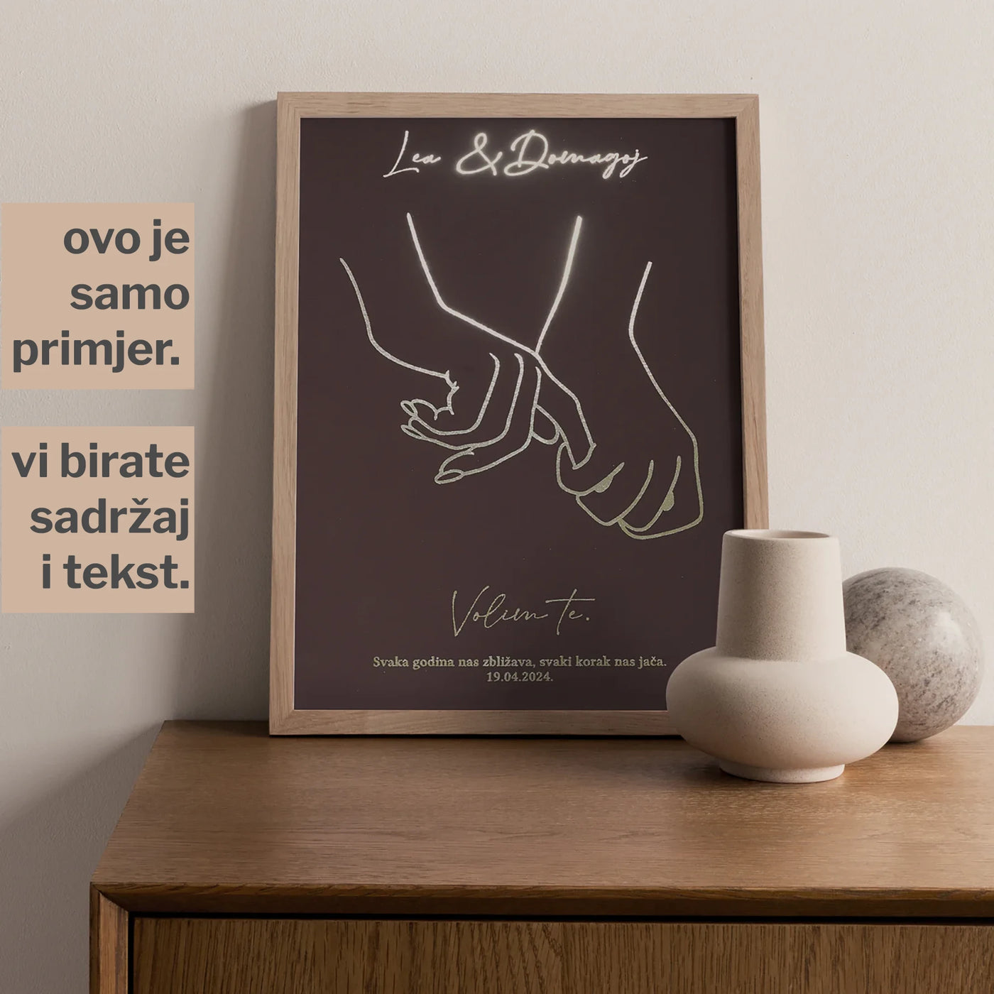 personalizirani print para koji se drži za ruke s imenima i metalnom folijom