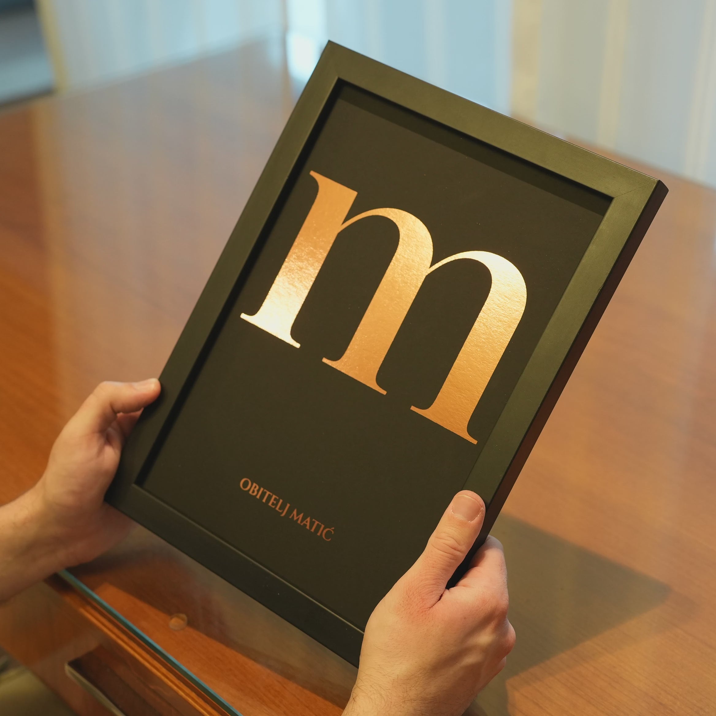 monogram. personalizirani print za obitelji s metalnom folijom