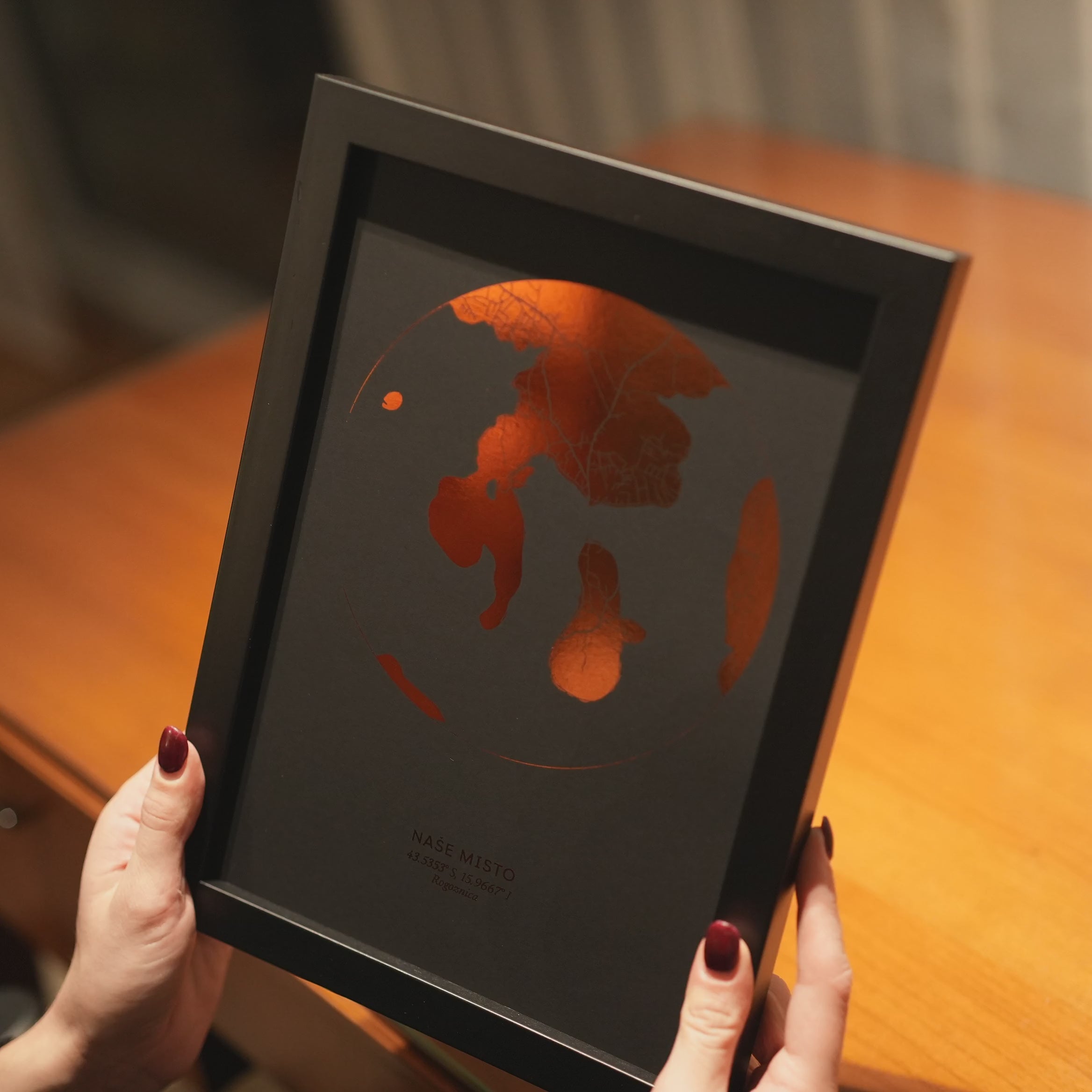 personalizirana karta u obliku kruga s metalnom folijom