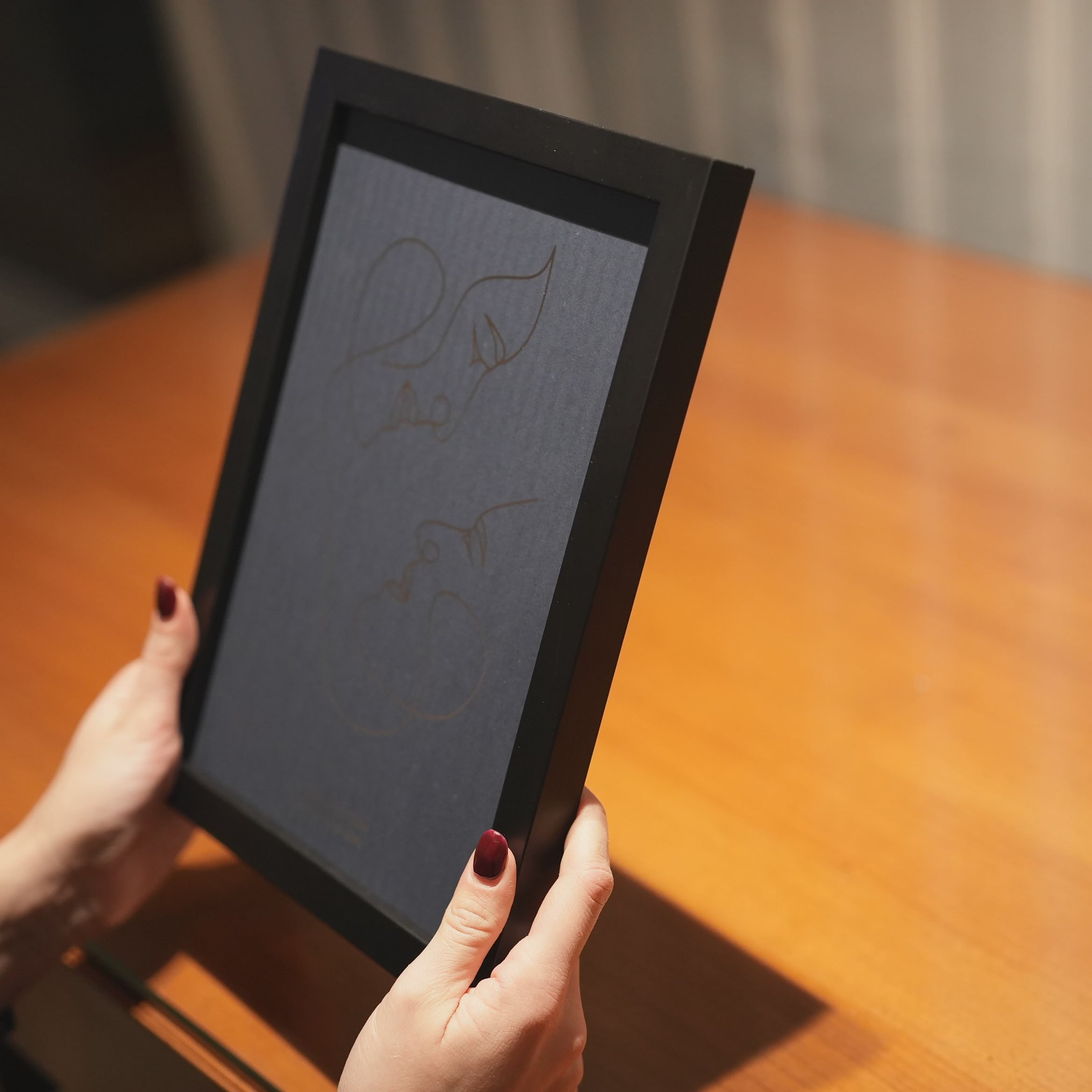 obris zaljubljenog para s metalnom folijom