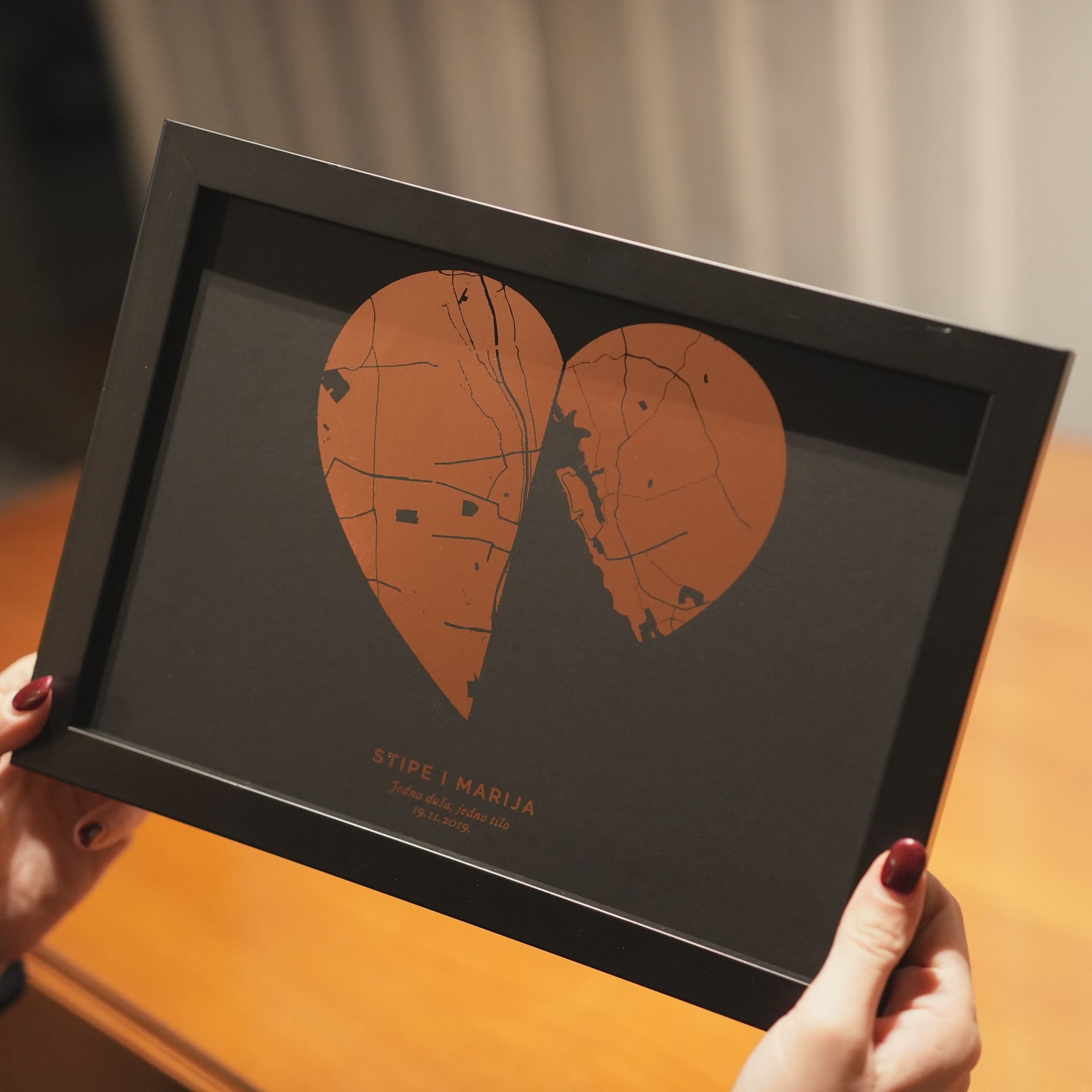 vodoravna karta u obliku srca s dva dijela i metalnom folijdom