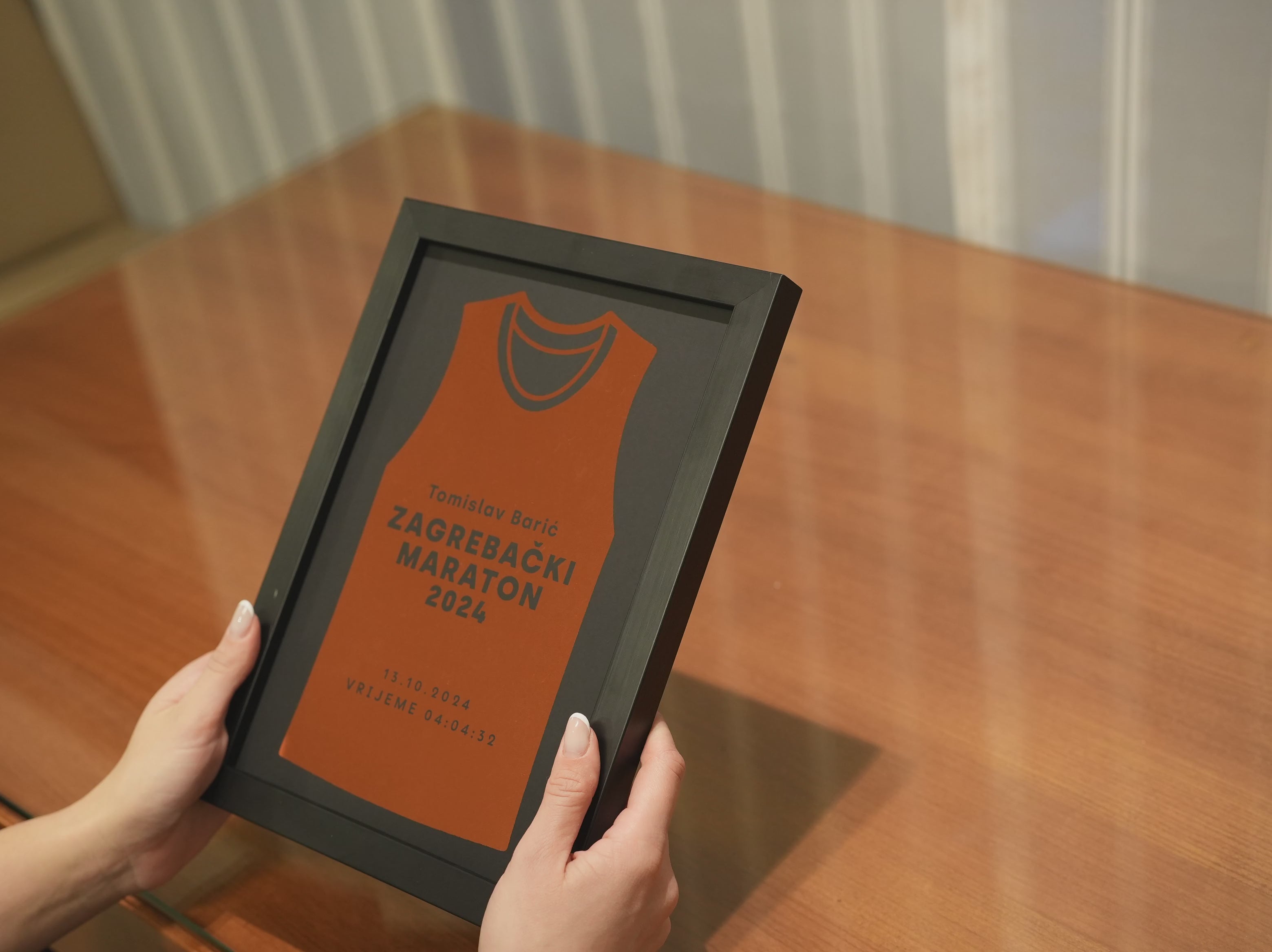 personalizirani print za završetak maratona s metalnom folijom
