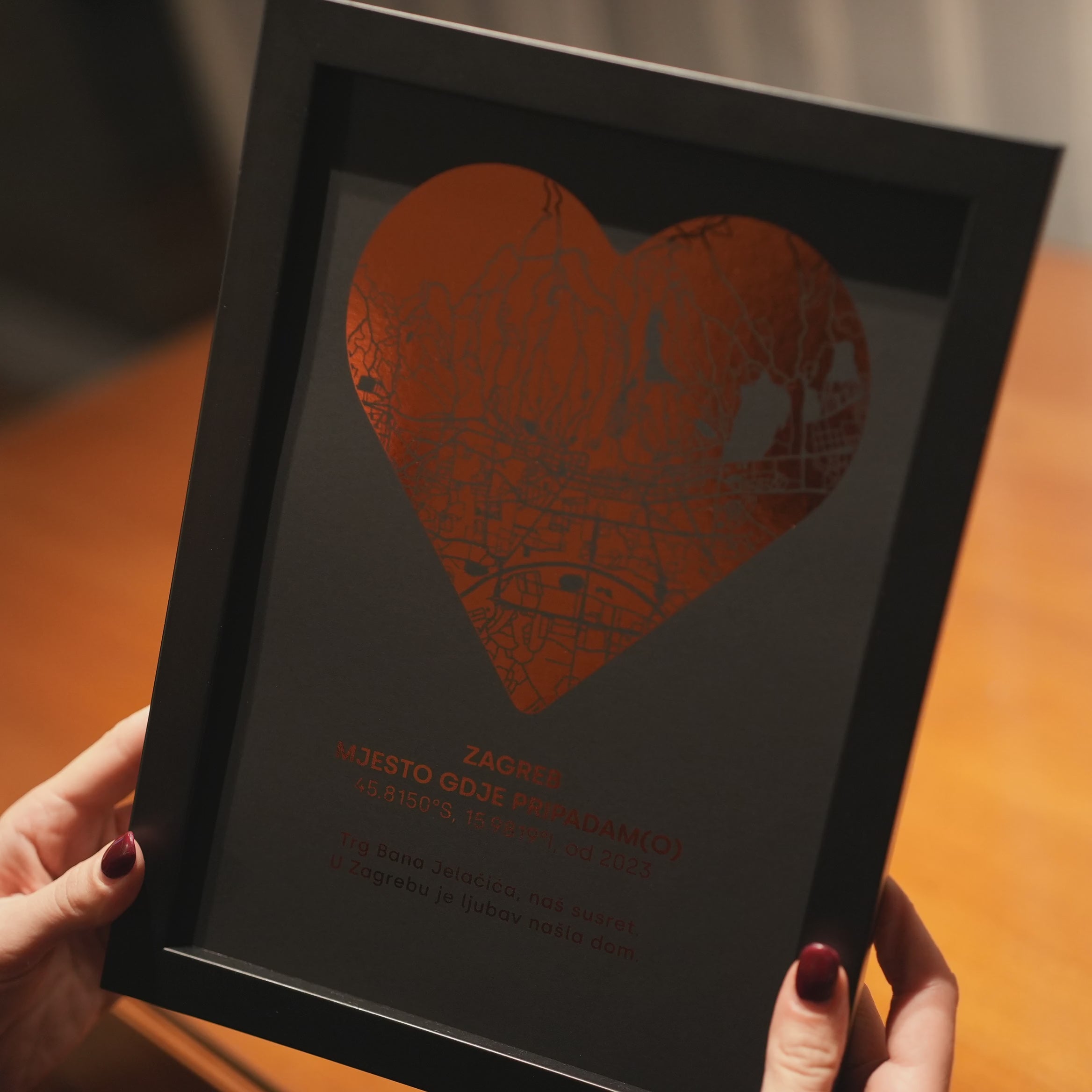 personalizirana mapa u obliku srca s metalnom folijom