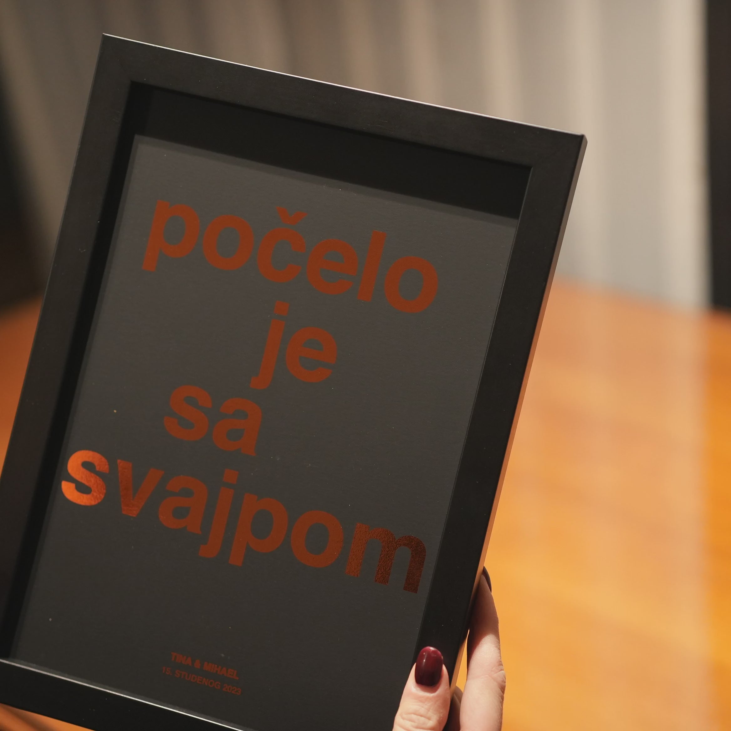 počelo je sa svajpom personalizirani print za parove s metalnom folijom