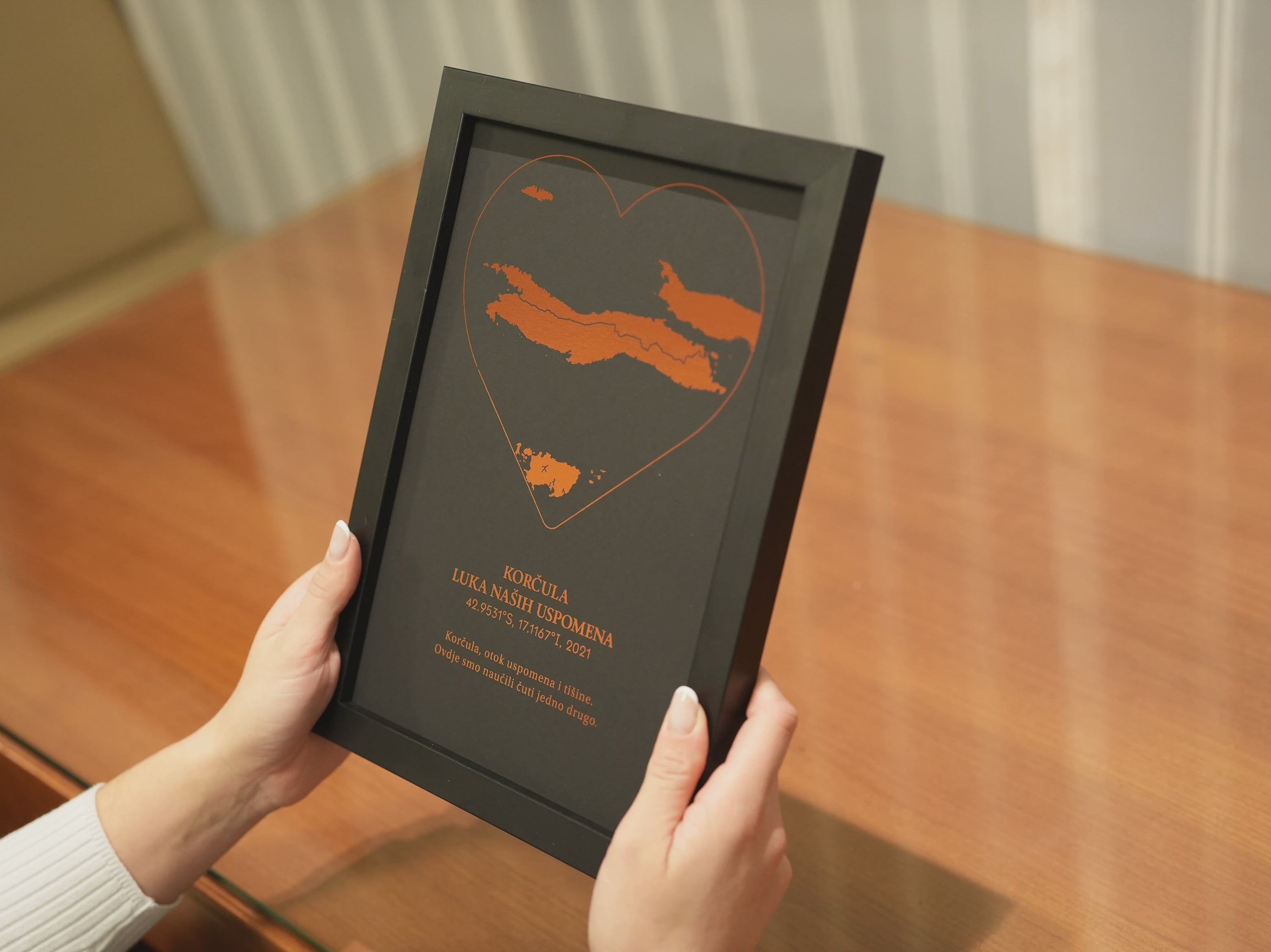 personalizirana karta u obliku srca s metalnom folijom