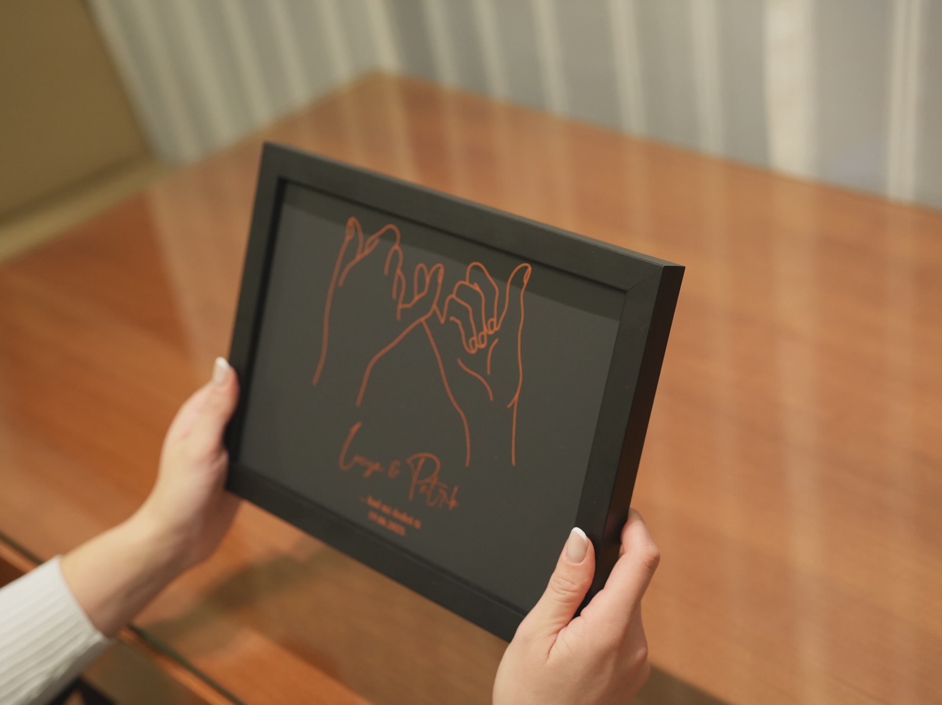 obris ruke para personalizirani print s metalnom folijom