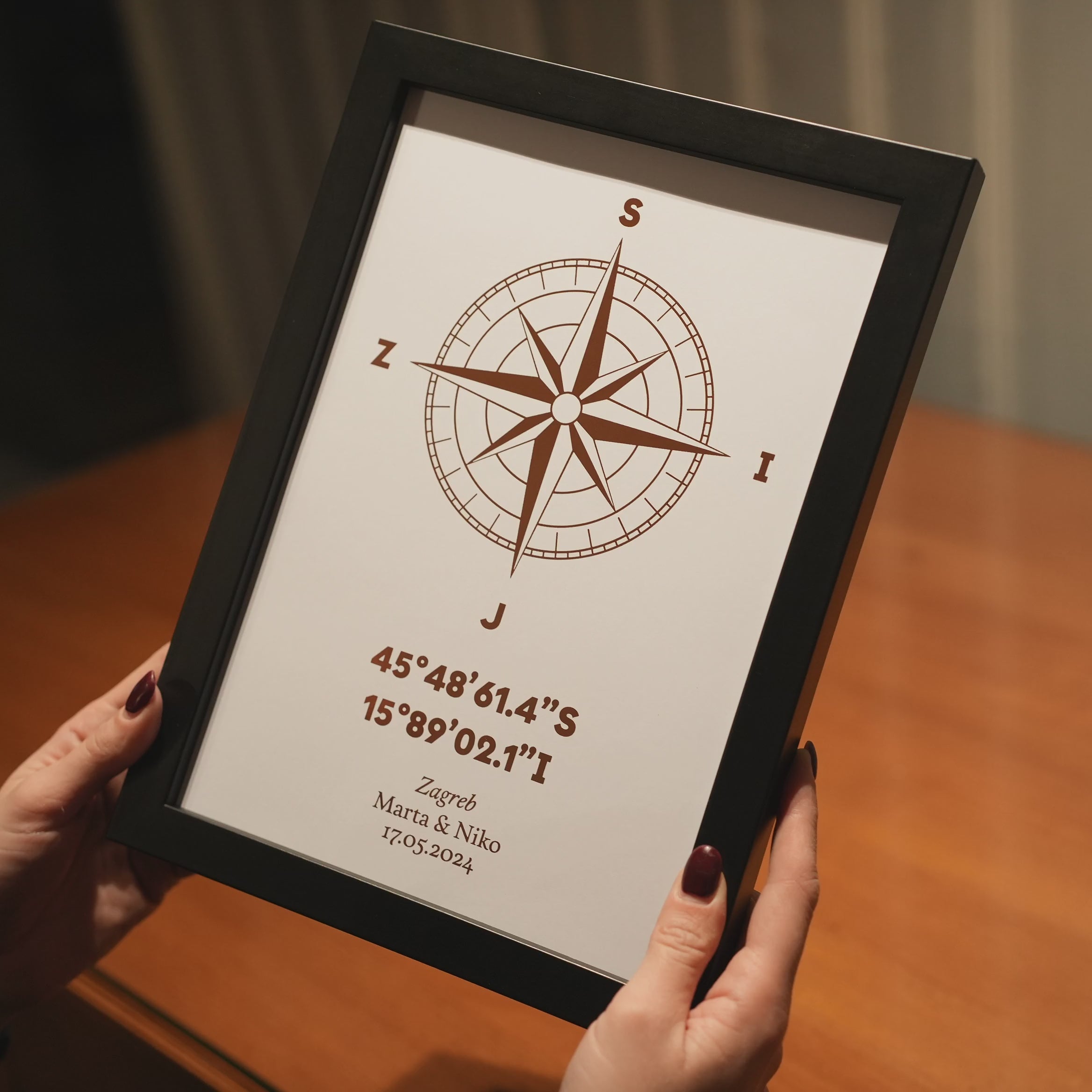 personalizirani print kompasa s koordinatama i posvetom s metalnom folijom