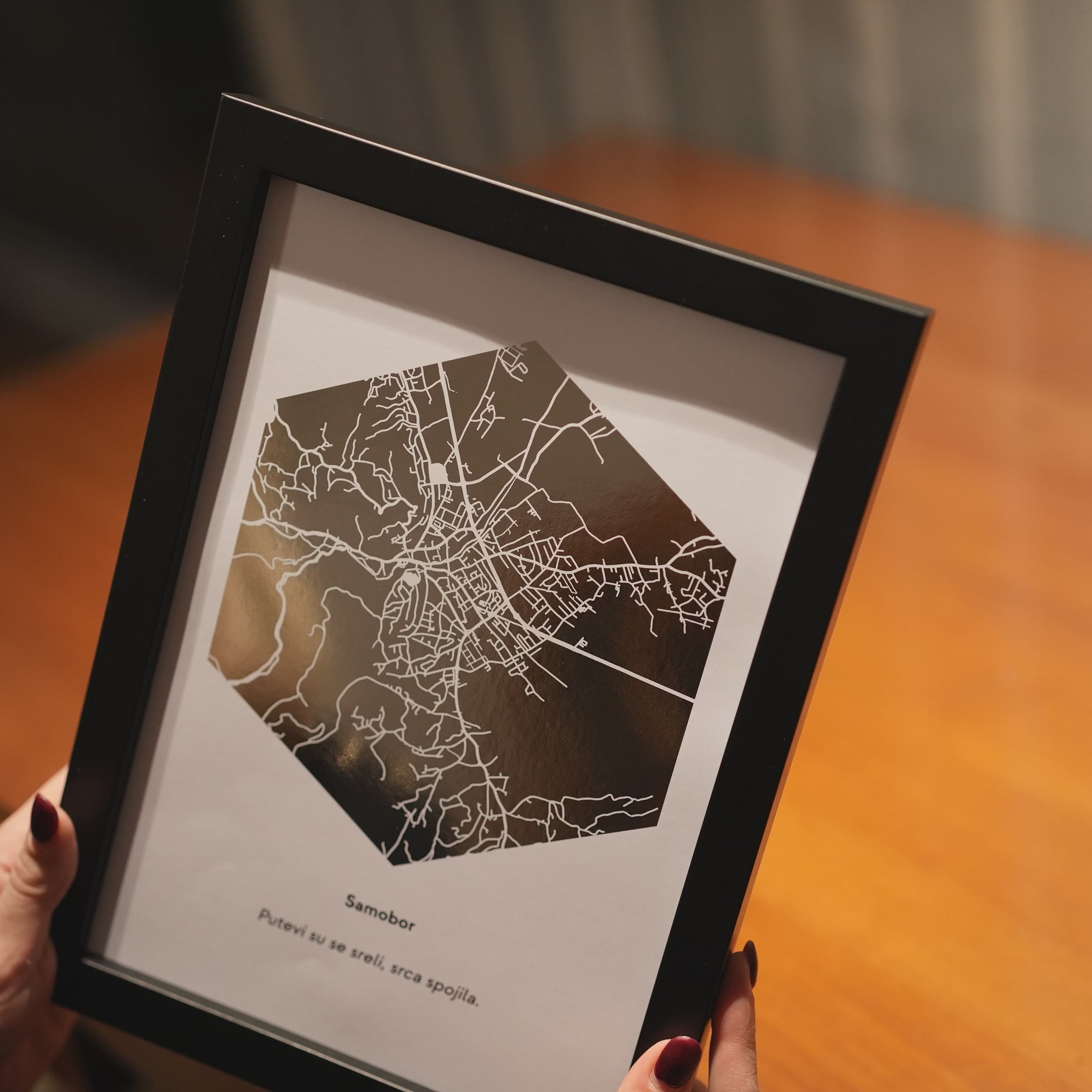 karta u obliku heksagona s metalnom folijom