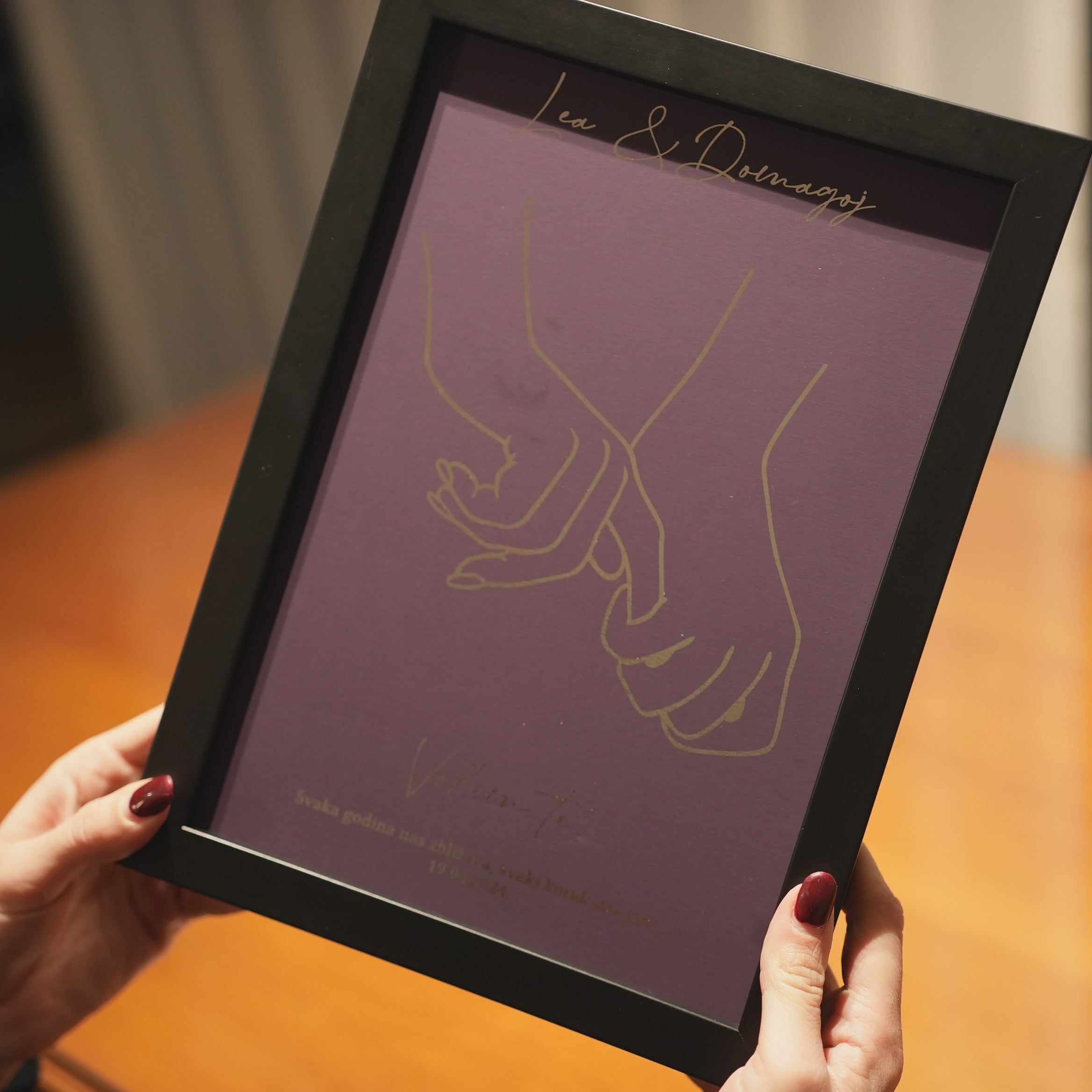 personalizirani print para koji se drži za ruke s imenima i metalnom folijom