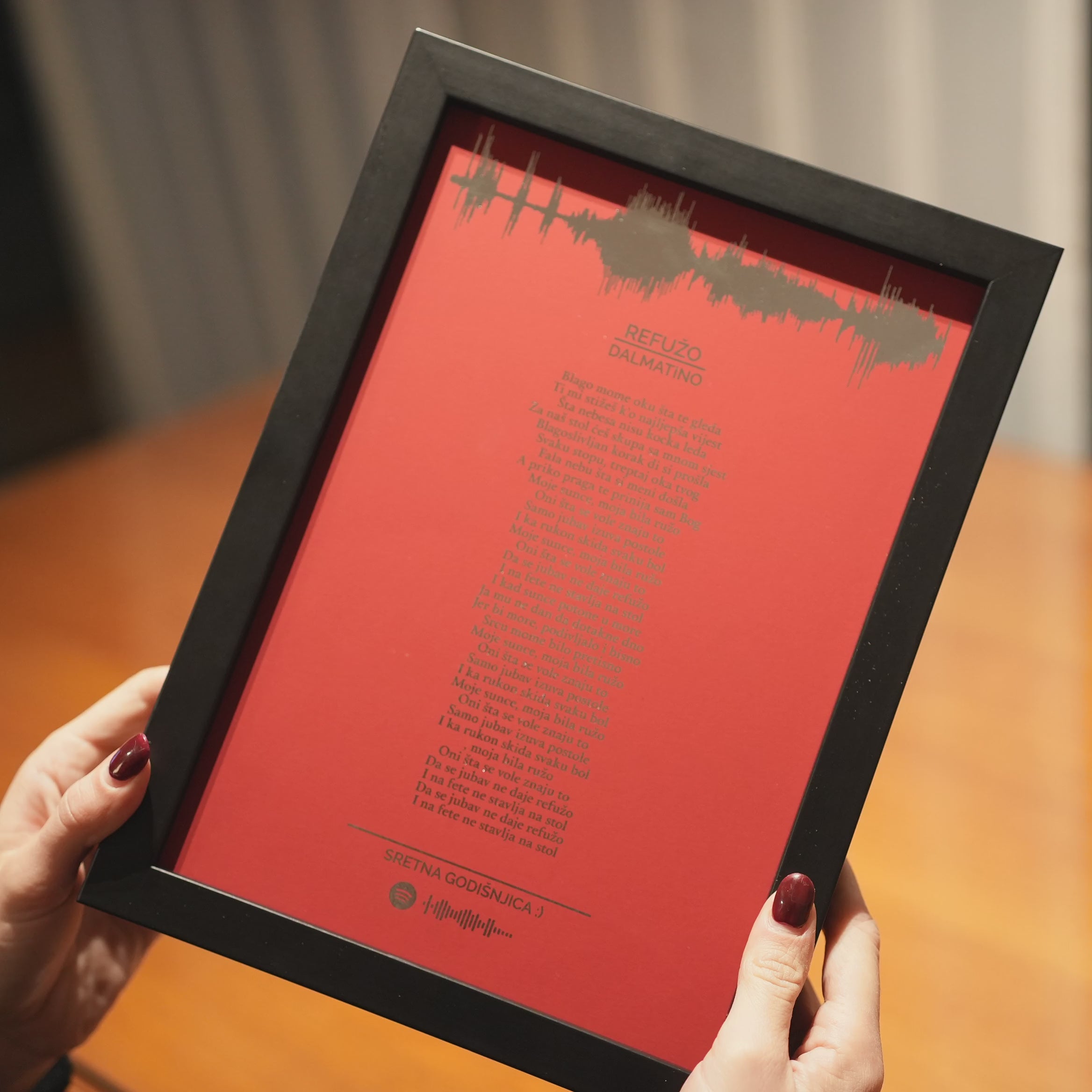 personalizirana pjesma sa zvučnim valom i metalnom folijom